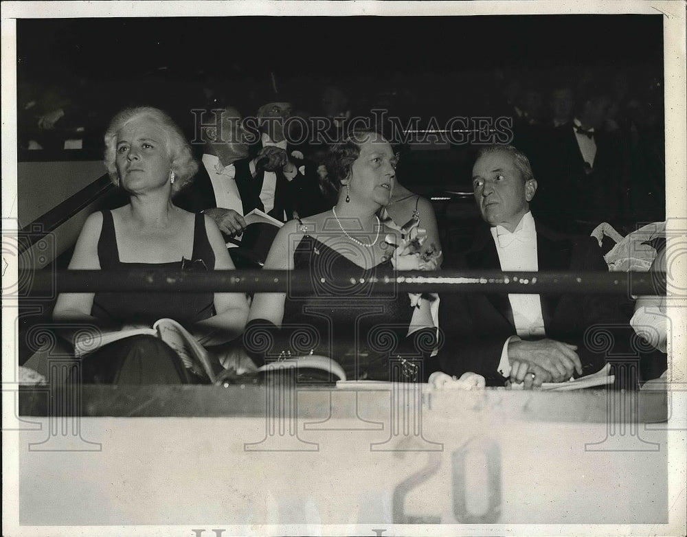 1932 Press Photo Mr &amp; Mrs. William Ewing, Mrs. H. Edward Manville, Horse Show - Historic Images