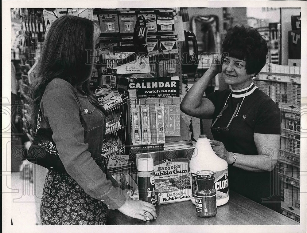 1969 Press Photo Miss Linda Richardson Milt Cohen Confusion Over Sales Tax - Historic Images