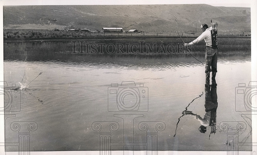 1955 Press Photo Archer Modern Yakima Washington Toppenish Creek Arrows-Historic Images