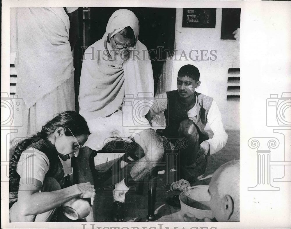 1952 Press Photo Acharya Vinoba Bhave Mahadevah Tai Indian Hospital - Historic Images