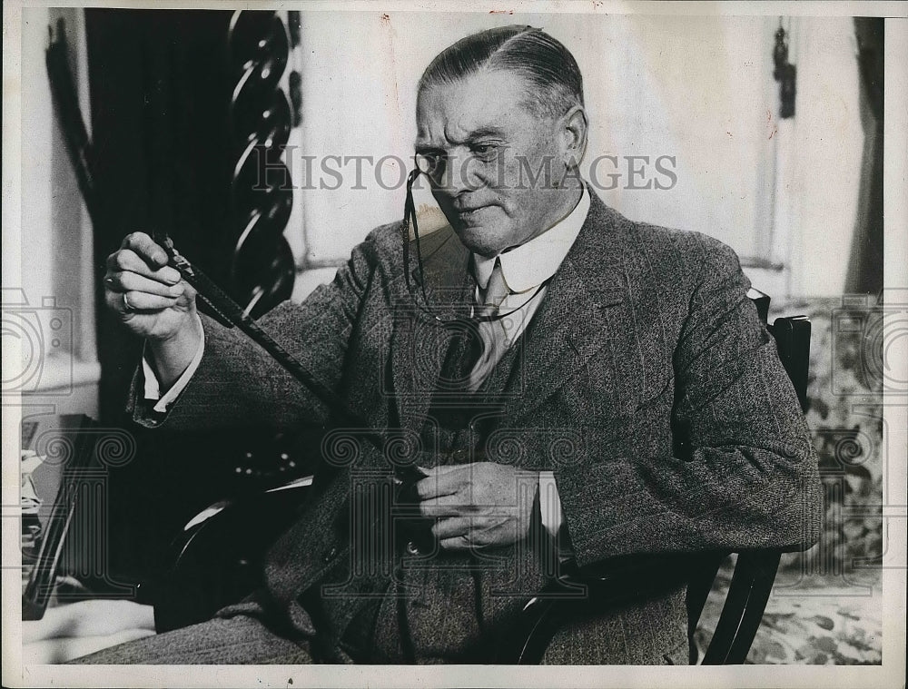 1934 Mr Edward Shortt Of England Viewing A Film Strip  - Historic Images