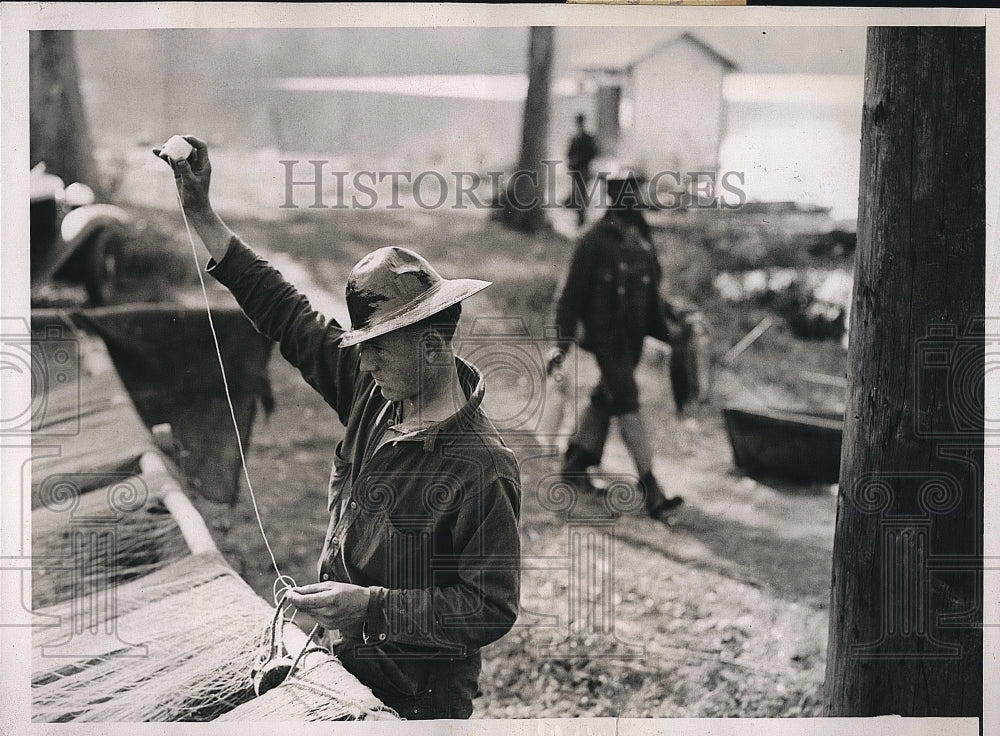 1937 Press Photo Edward Brand mending his fishing nets - nea78115 - Historic Images