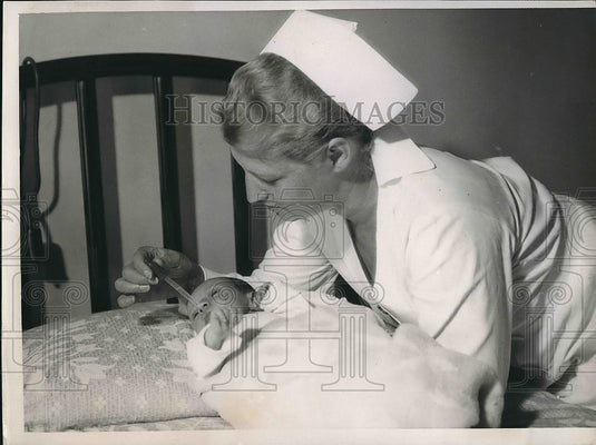 1936 Press Photo Nurse Martha Moldenhauer, Julian Tafel's Baby Son's Operation - Historic Images