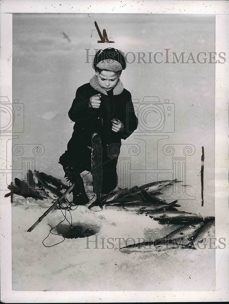 1937 Press Photo Young Man Enjoying Some Ice Fishing in Bangor, ME - nea78198-Historic Images