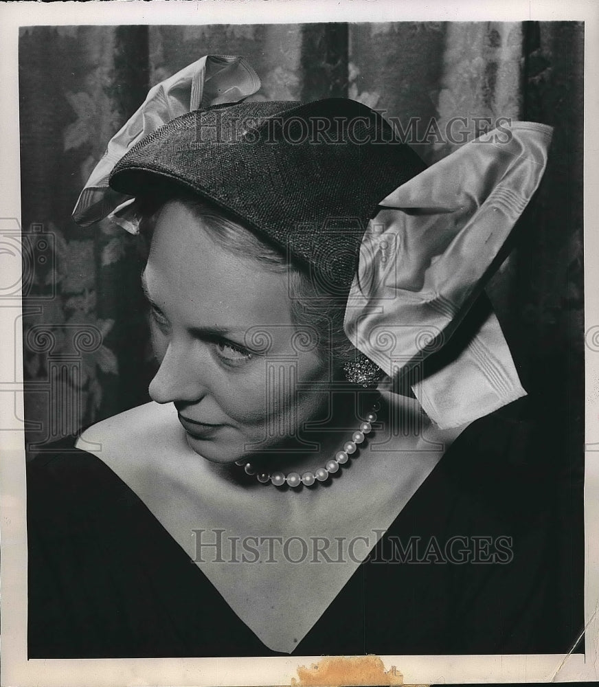 1949 Press Photo Simone Cange of Paris Presents Beribboned Beanie - nea78211 - Historic Images
