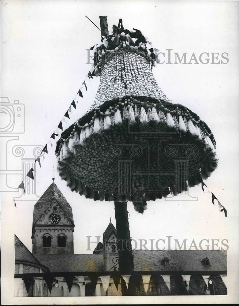 1958 Press Photo Giant bell made from empty eggshells in Bendorf Germany - Historic Images