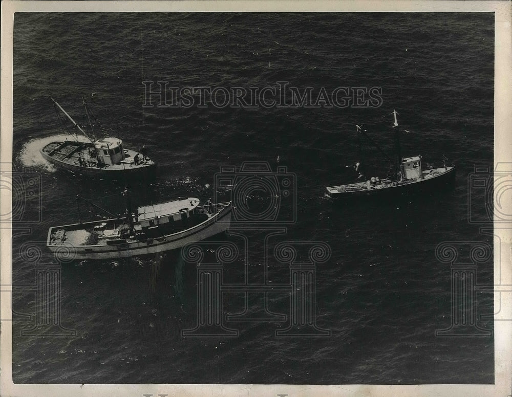 1950 Press Photo "The Carrie' & "The Two Cousins" Boats Aids Sinking "Curlew"-Historic Images