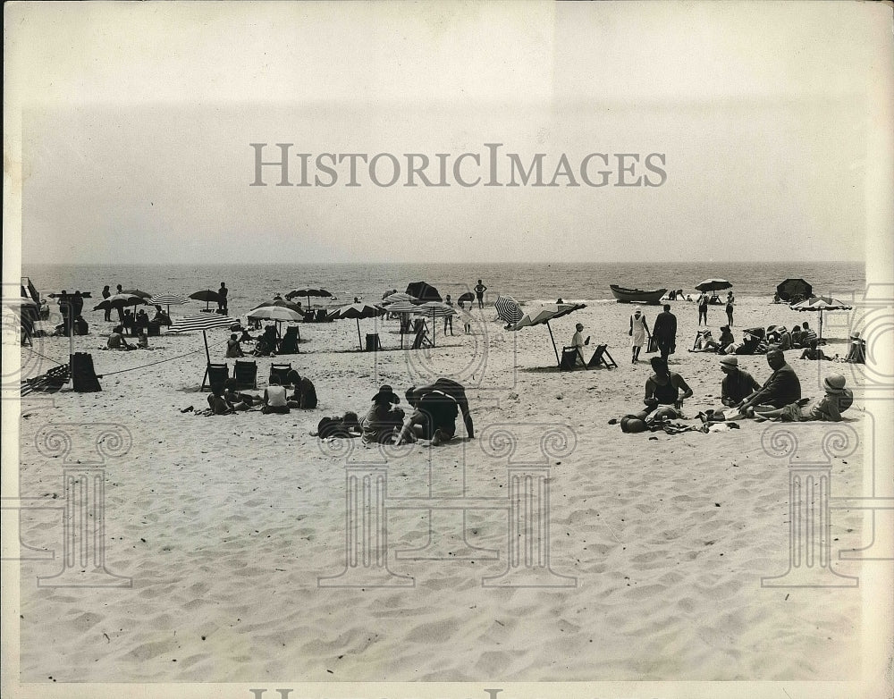 1929 Press Photo A group of people at Southampton Beach - nea78434 - Historic Images