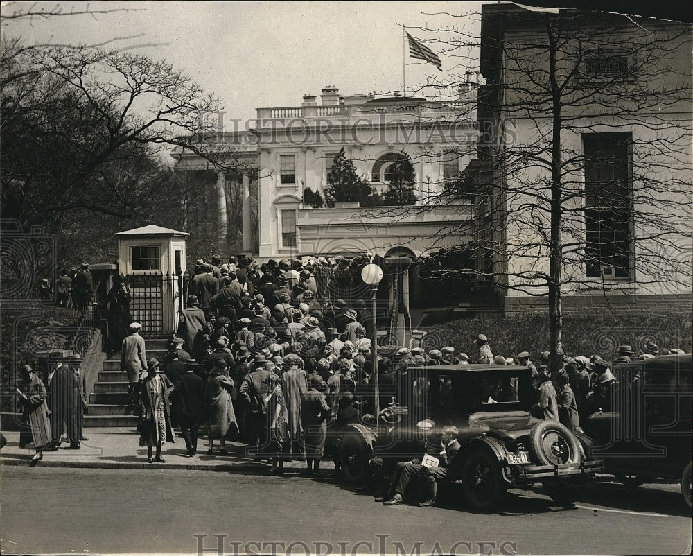1925 A crowd of people going to the White House for Easter - Historic Images