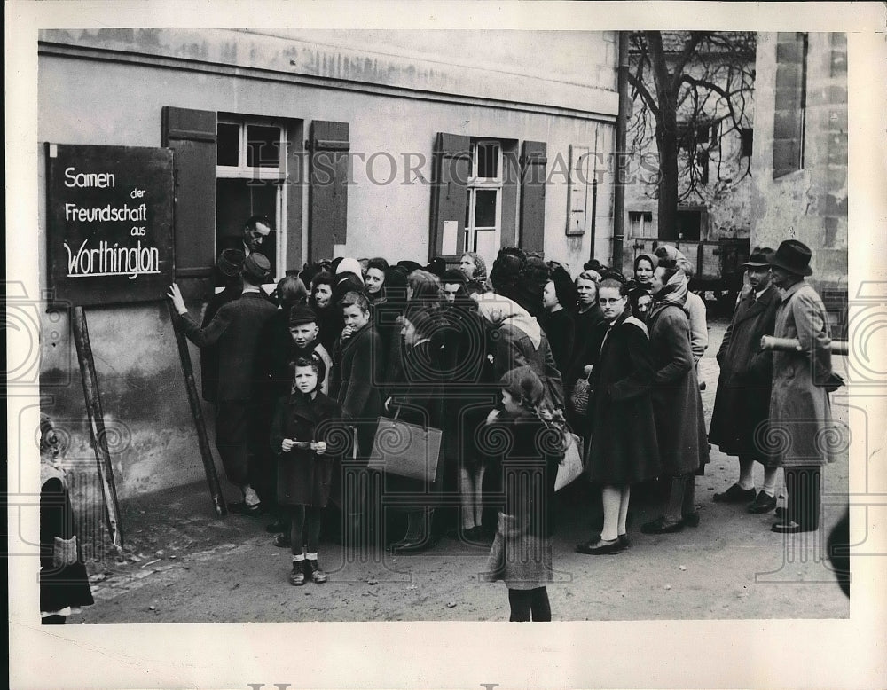 1948 Press Photo A group of German children in front of shop - Historic Images