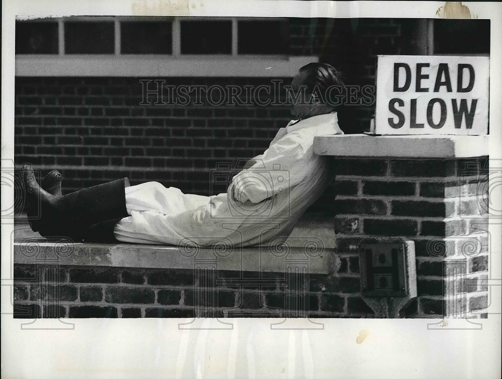 1962 Press Photo Workman taking a nap during his lunch break - nea78542-Historic Images