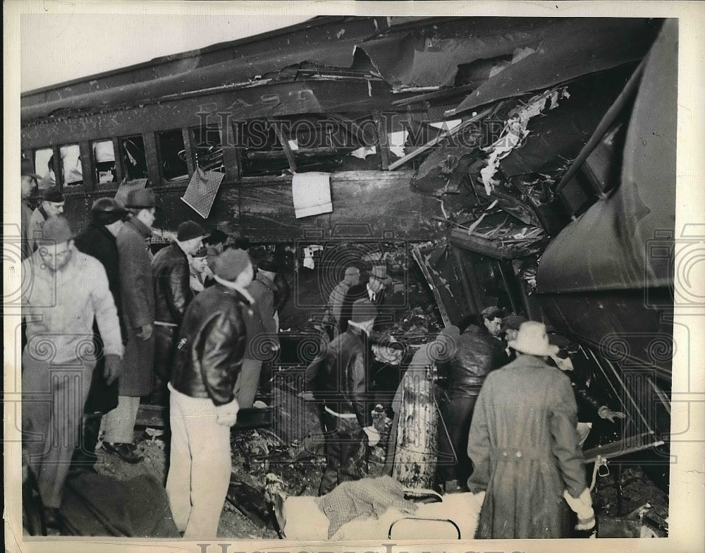 1943 Press Photo Rescue workers continue to search crumpled, twisted cars of the - Historic Images