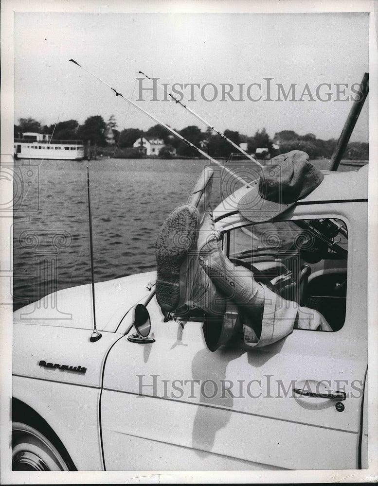 1960 Press Photo Fisherman &amp; his gear at Great South Bay, NY - Historic Images