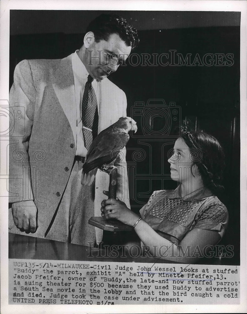 1954 Milwaukee, Wis. Judge John Wessel, M Pfeifer &amp; a parrot - Historic Images
