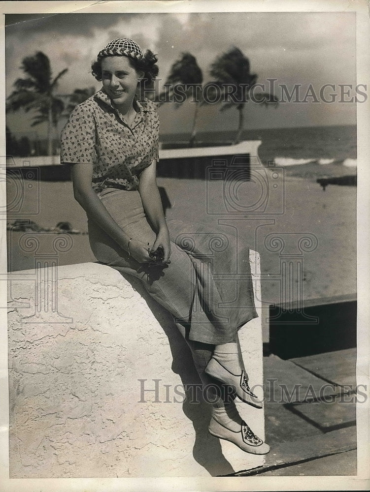 1937 Press Photo Socialite Betty Scheer at Sea Spray Beach, Palm Beach, Florida - Historic Images