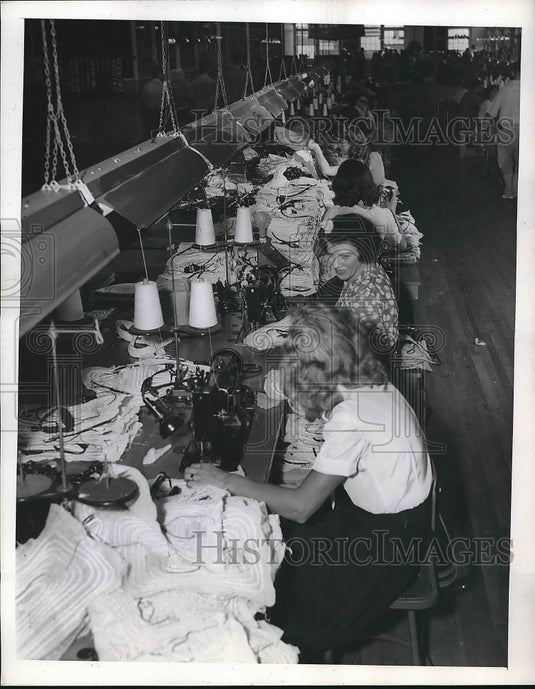 1945 Press Photo Casco plant textile mill workers in Bridgeport,Conn. - Historic Images