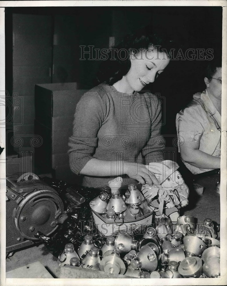 1945 Press Photo Stella Adams at Casco Corp in Bridgeport, Conn - nea78744 - Historic Images