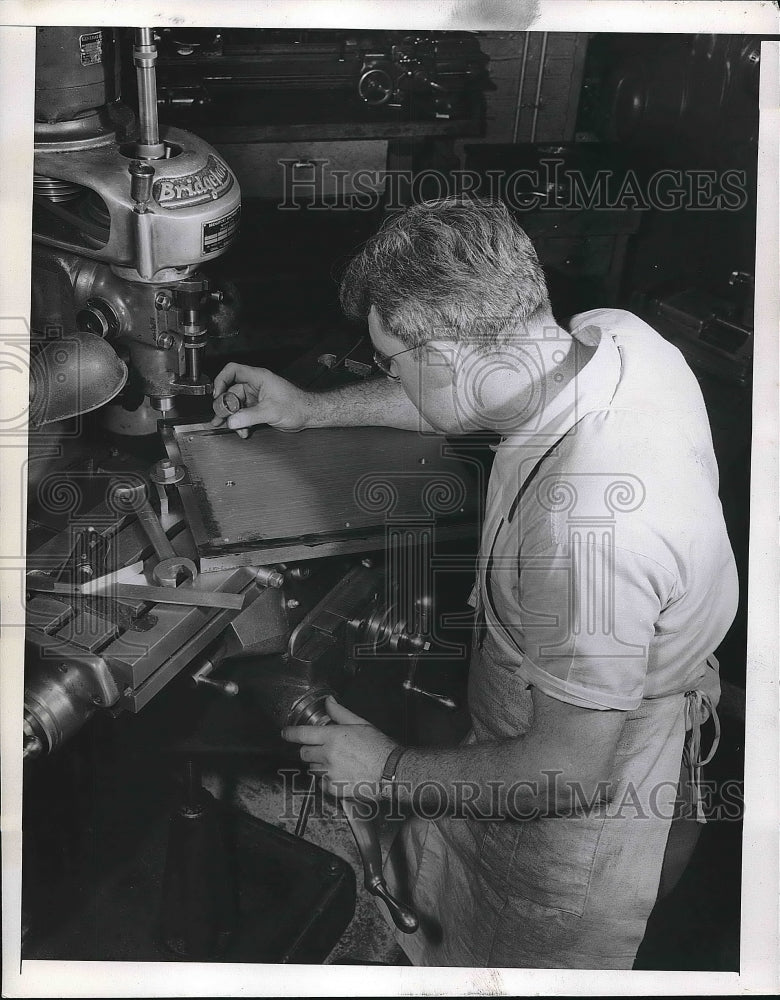 1945 Press Photo Casco plant worker in Bridgeport, Conn. - nea78751 - Historic Images