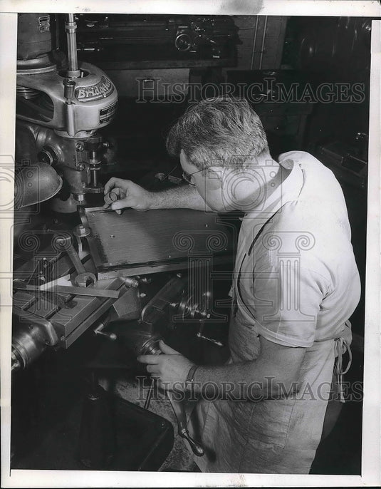 1945 Press Photo Casco plant worker in Bridgeport, Conn. - nea78751 - Historic Images