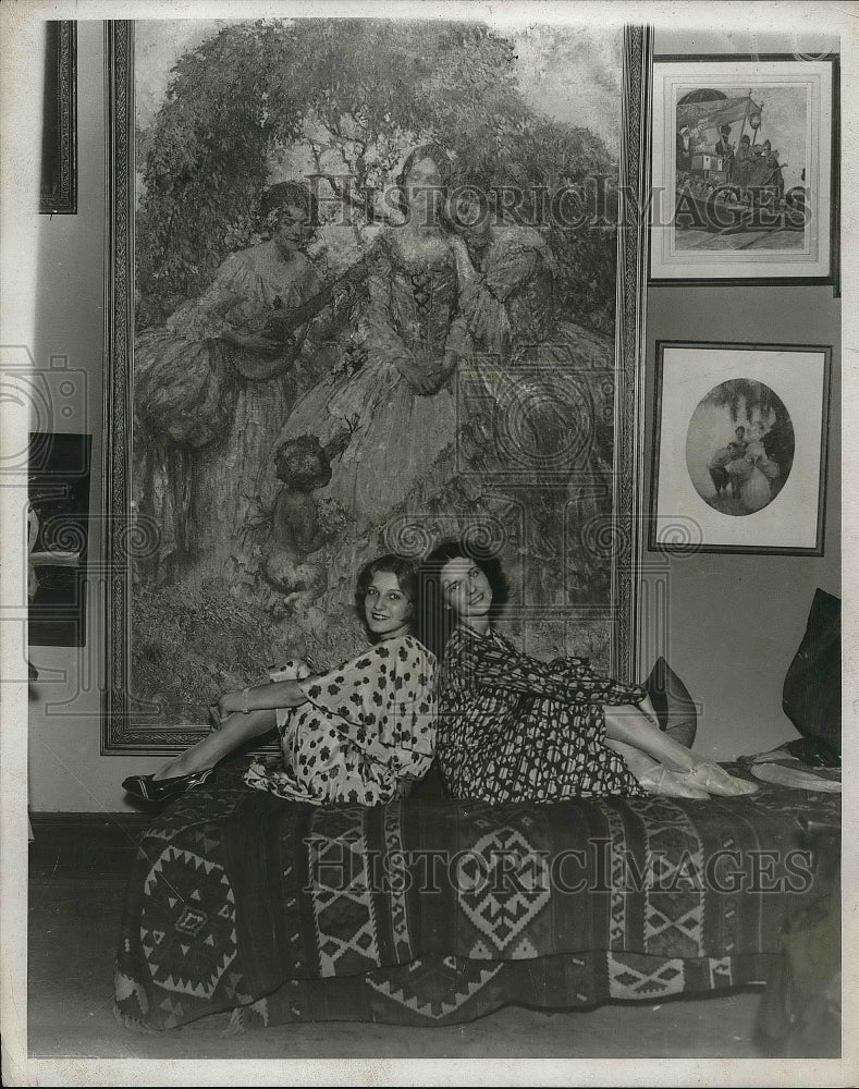 1930 Models Marion Key and Joyce Cole in Front of Painting - Historic Images