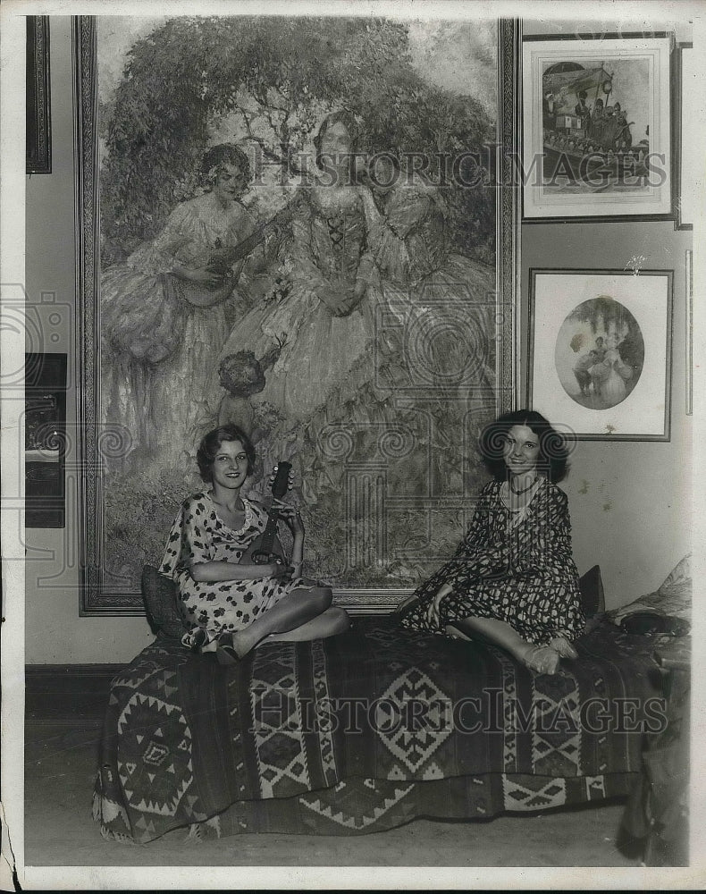 1930 Press Photo Models Marion Key and Joyce Coles with Mural They Posed For - Historic Images
