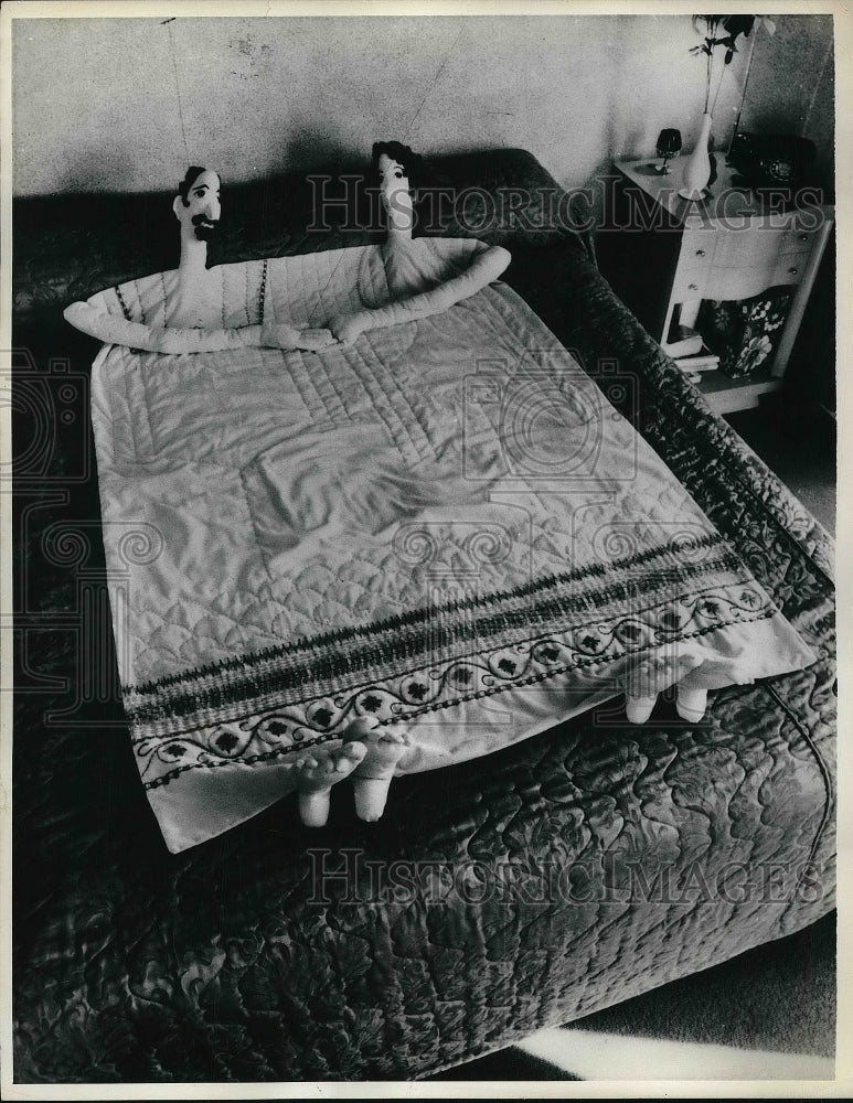 1975 Press Photo The Couple Quilt by Elizabeth Gurrier on Display - nea78798 - Historic Images