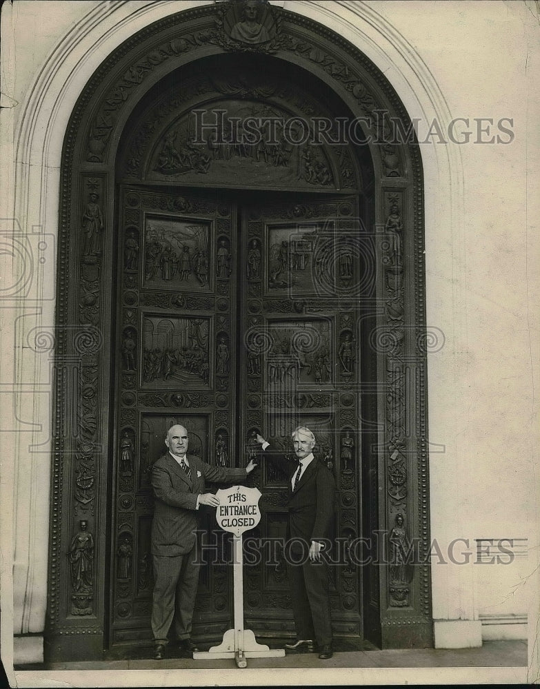 1926 Press Photo Joseph Rogers And Burton Kennedy Close Doors Of Capital