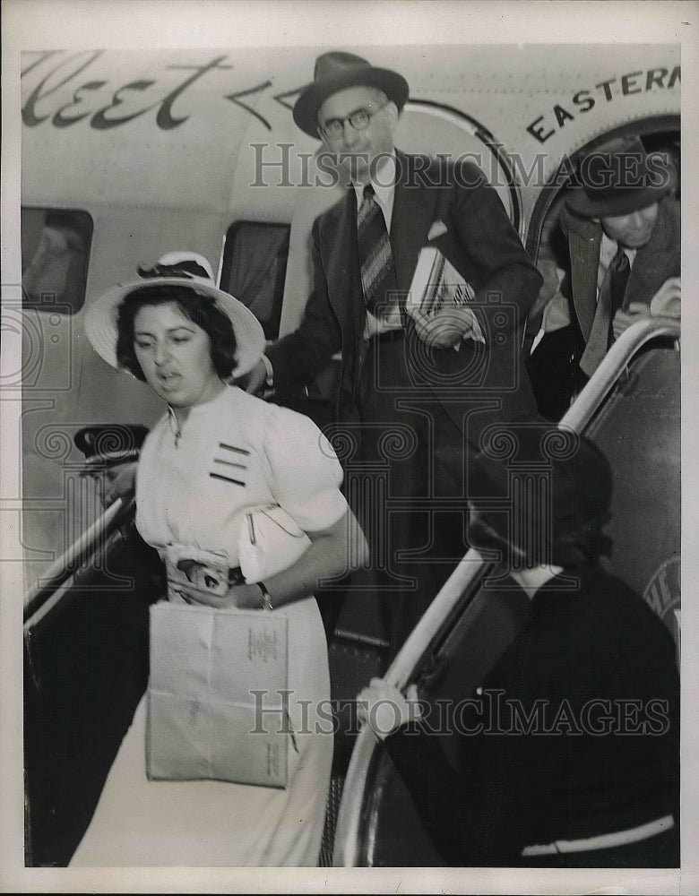 1938 Press Photo Spy Case Witness Sylvia Mae Bradshaw Departing Plane - Historic Images