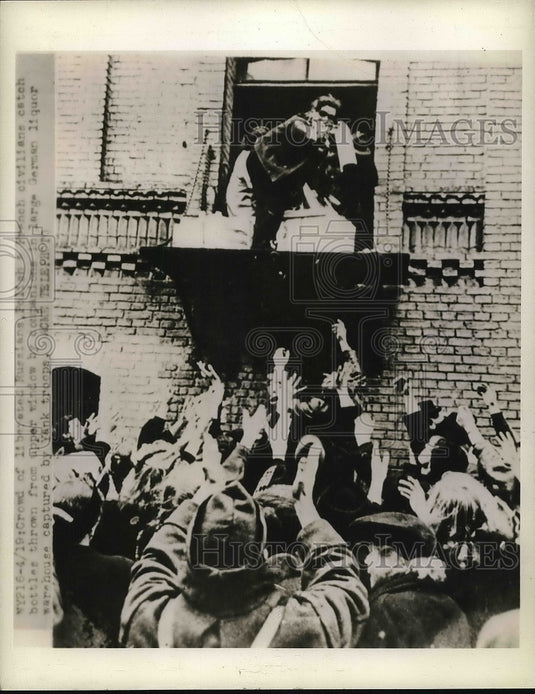 1945 Crowd Watches Man And Woman Climb Through Window  - Historic Images