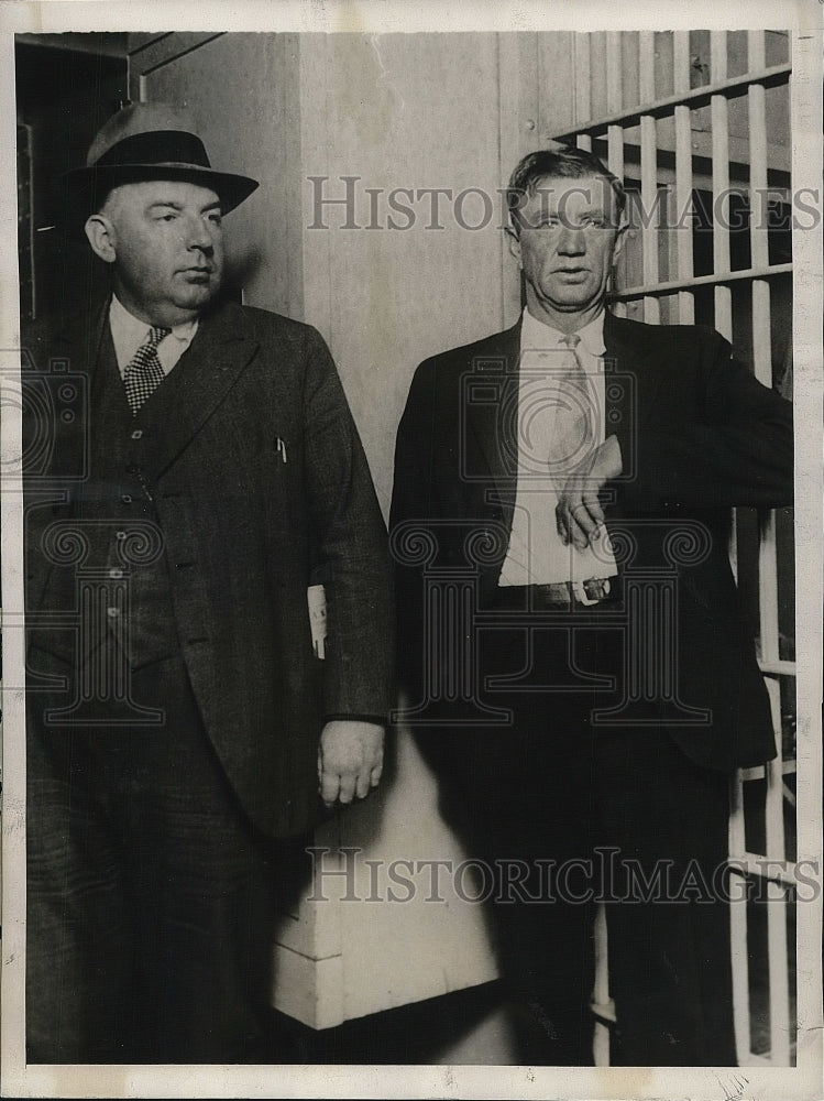 1930 Sheriff McGrath with Suspected Murderer Will Woodring - Historic Images