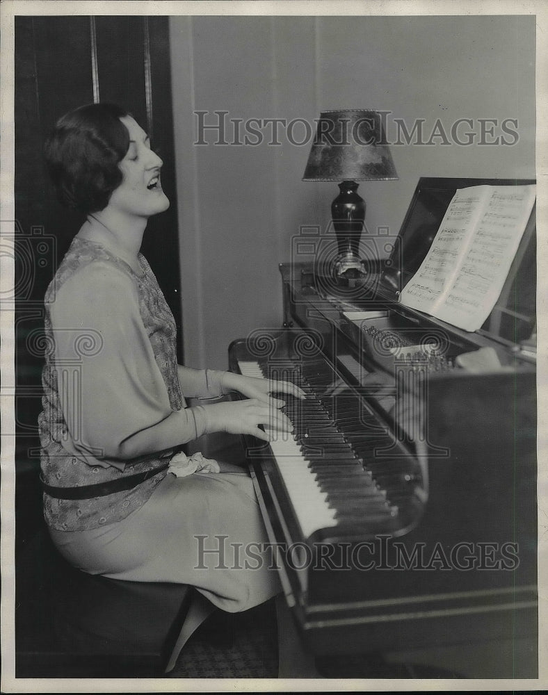 1927 Chicago Opera Singer Katheryn Witwer on Piano  - Historic Images
