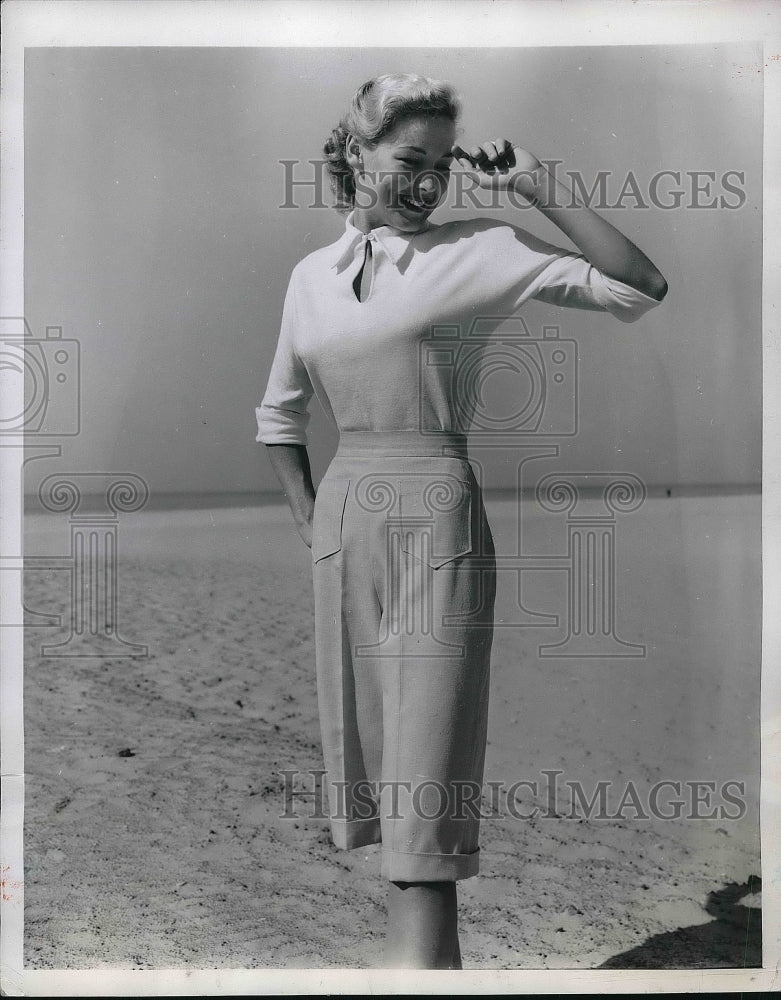 1950 Press Photo Active sportswear, dolman sleeve tee & pedal pushers on model-Historic Images