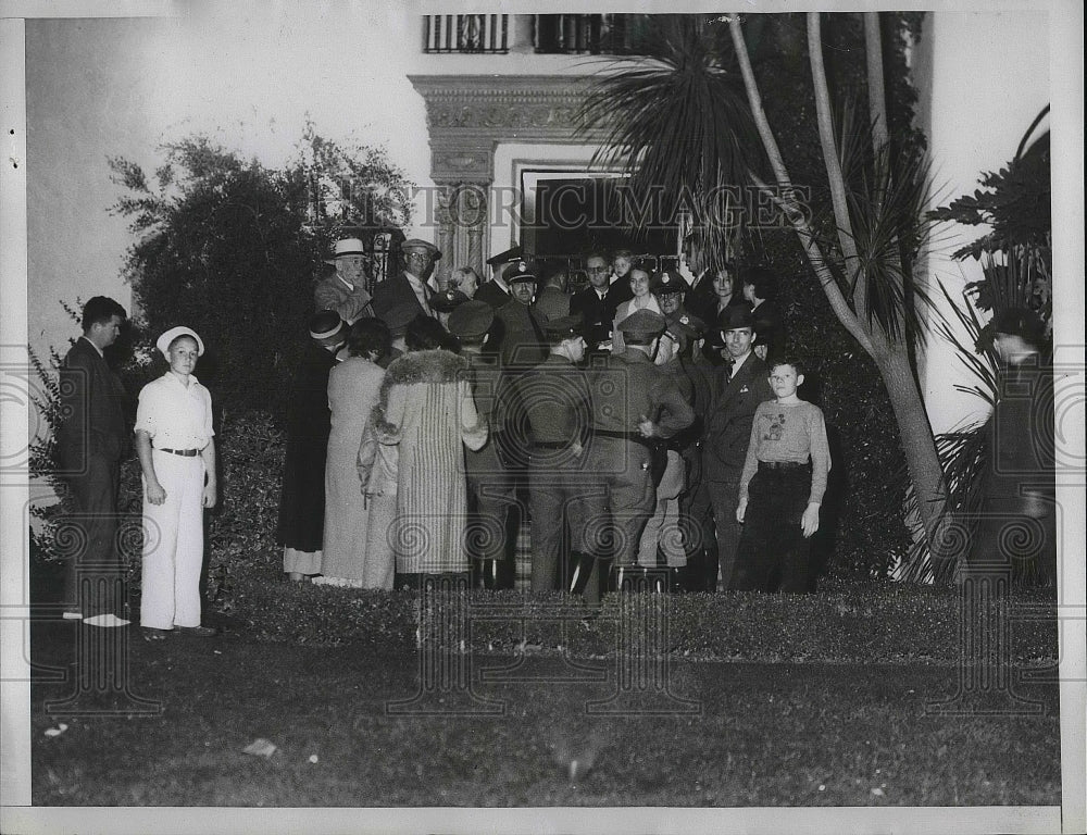 1934 Press Photo Crowd Storming Gettle Home Door in Beverly Hills - nea78968 - Historic Images