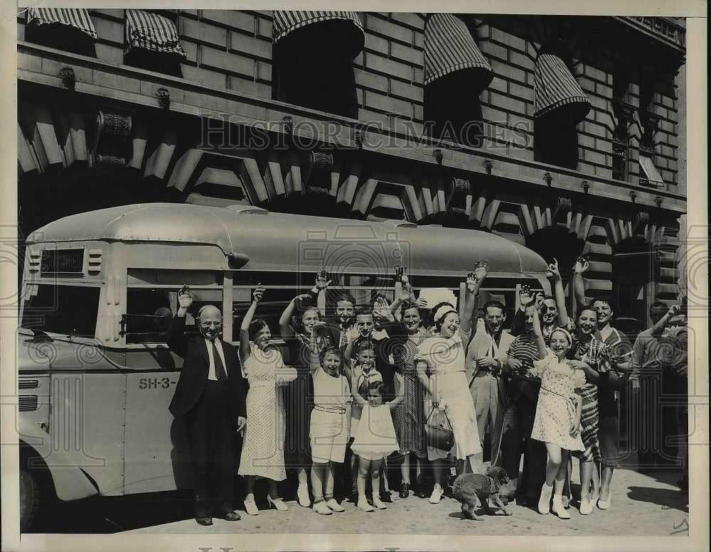 1936 Press Photo 8 families leave NYC for new Hightown Project - Historic Images