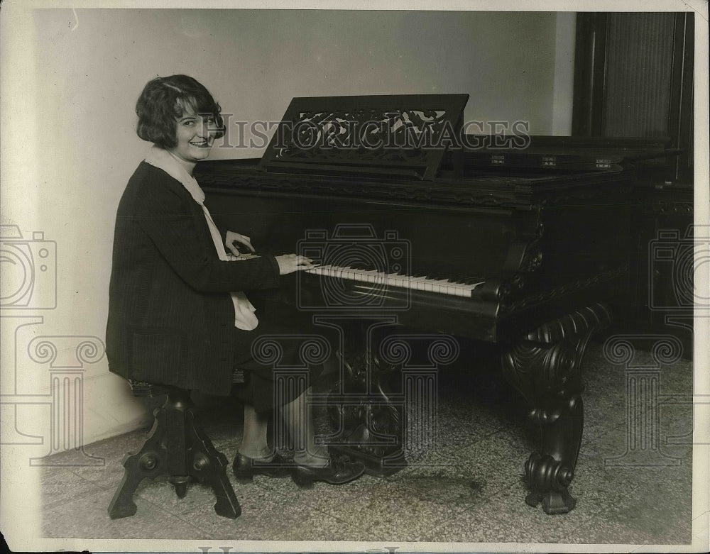 1927 Marion Bleak Playing Piano Used by Mrs. Lincoln at Museum - Historic Images