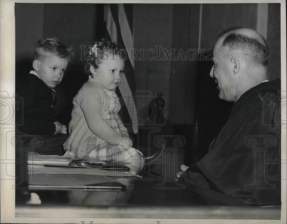 1946 Press Photo Judge Lloyd Black Talks Citizenship at Gerald &amp; Sandra Madill-Historic Images