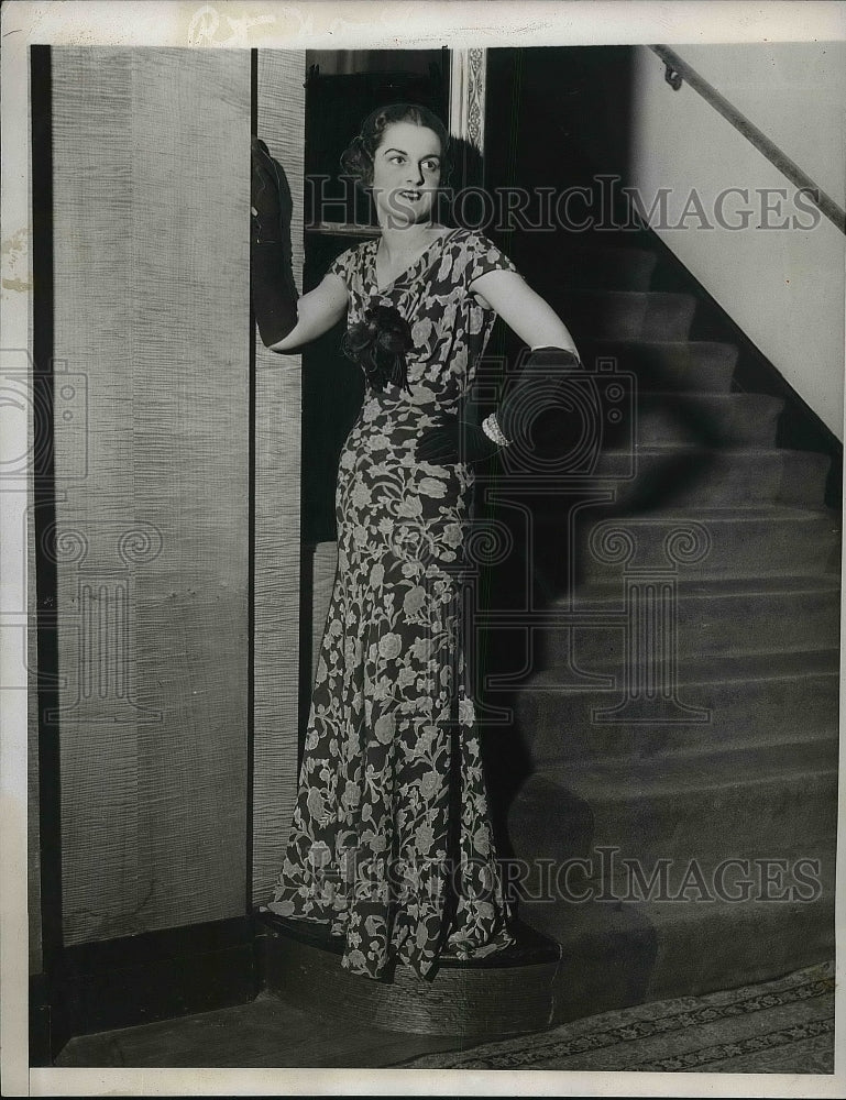 1933 Press Photo Socialite Ms. Eleanor Reed showing off ballgown - nea79148 - Historic Images