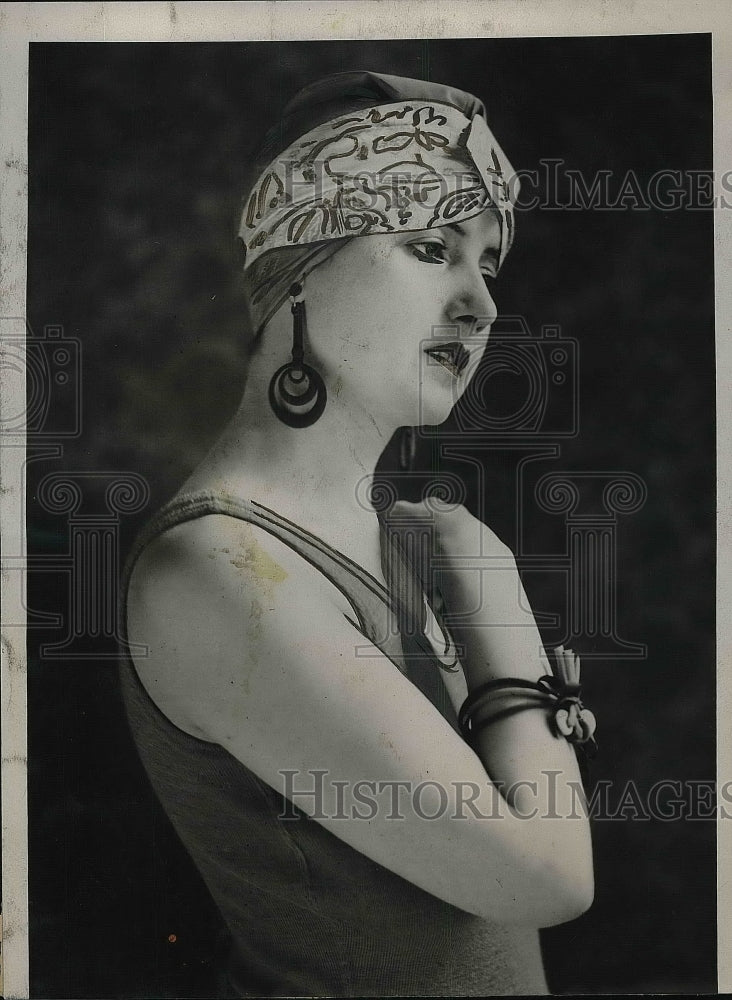 1924 Press Photo Miss Laura Walters showing off ear rings and bracelets - Historic Images