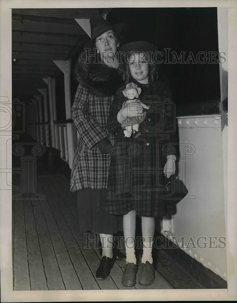 1939 refugees Mrs. Anne Higgins & daughter Theresa on SS Iroquois - Historic Images