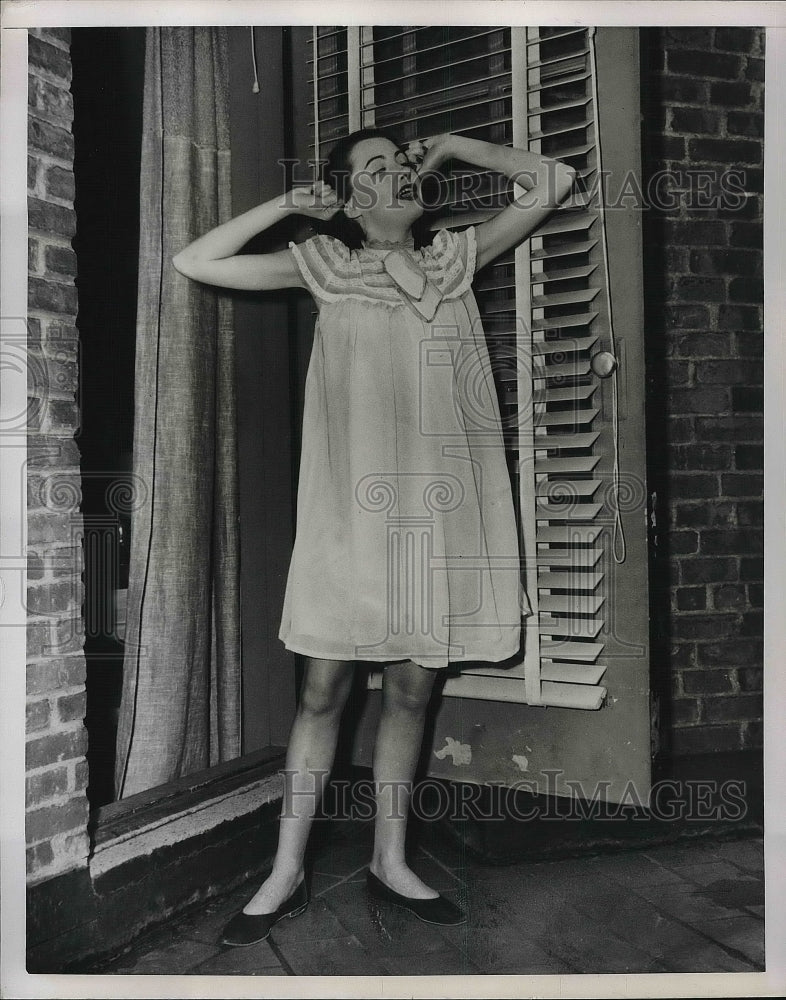 1951 Press Photo woman modeling a short nightie fashion - nea79186 - Historic Images