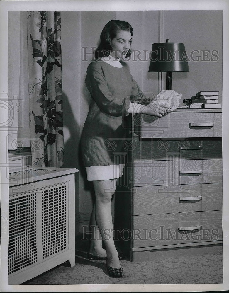 1951 Press Photo M. C. Schrank's "Fanny Warmer" winter flannels,shortie gown - Historic Images