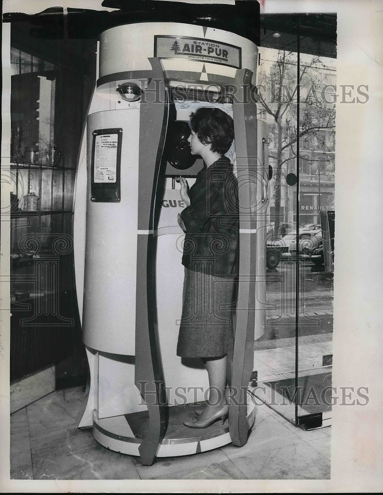 1960 Air Pur on the famed Champs Elysees, supplies pure oxygen - Historic Images
