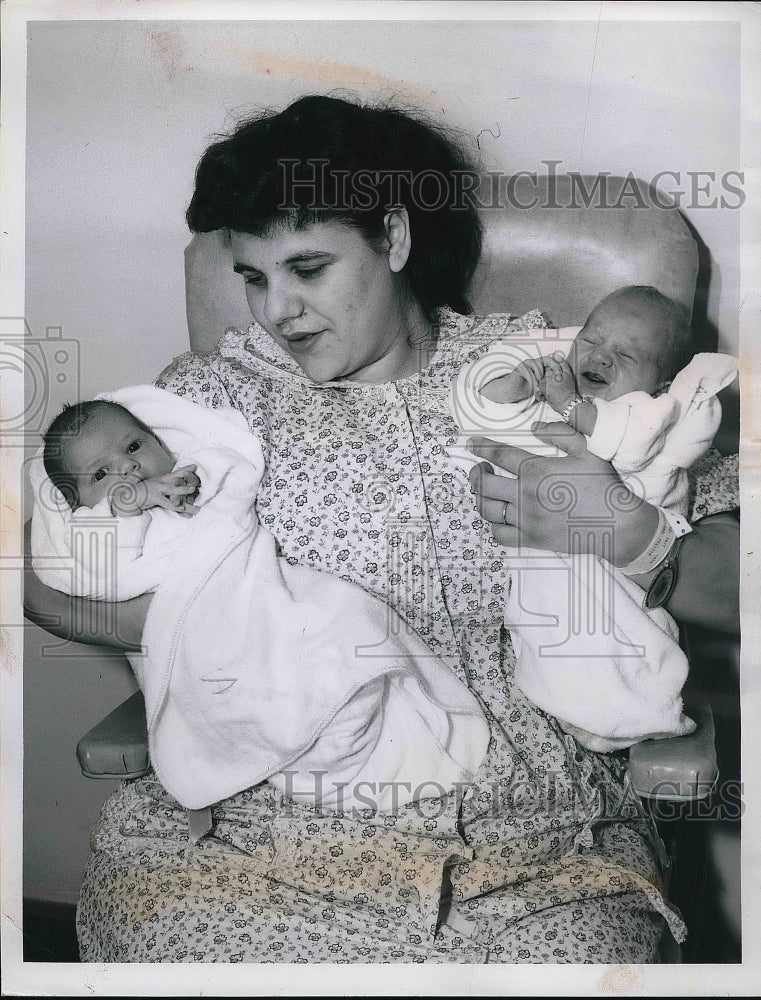 1962 Press Photo Twins Martin and Michael Feliciano born to Mr And Mrs Jose Fel. - Historic Images