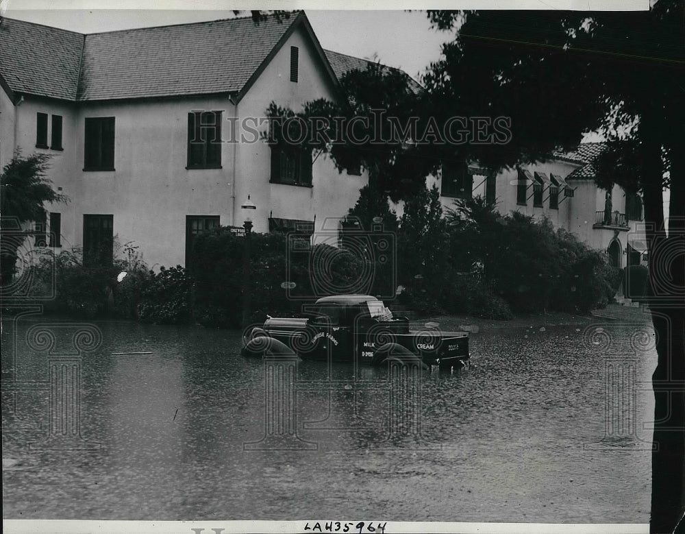 1938 Heavy Rainfall caused flooding near Edgewood St, Orange Drive - Historic Images