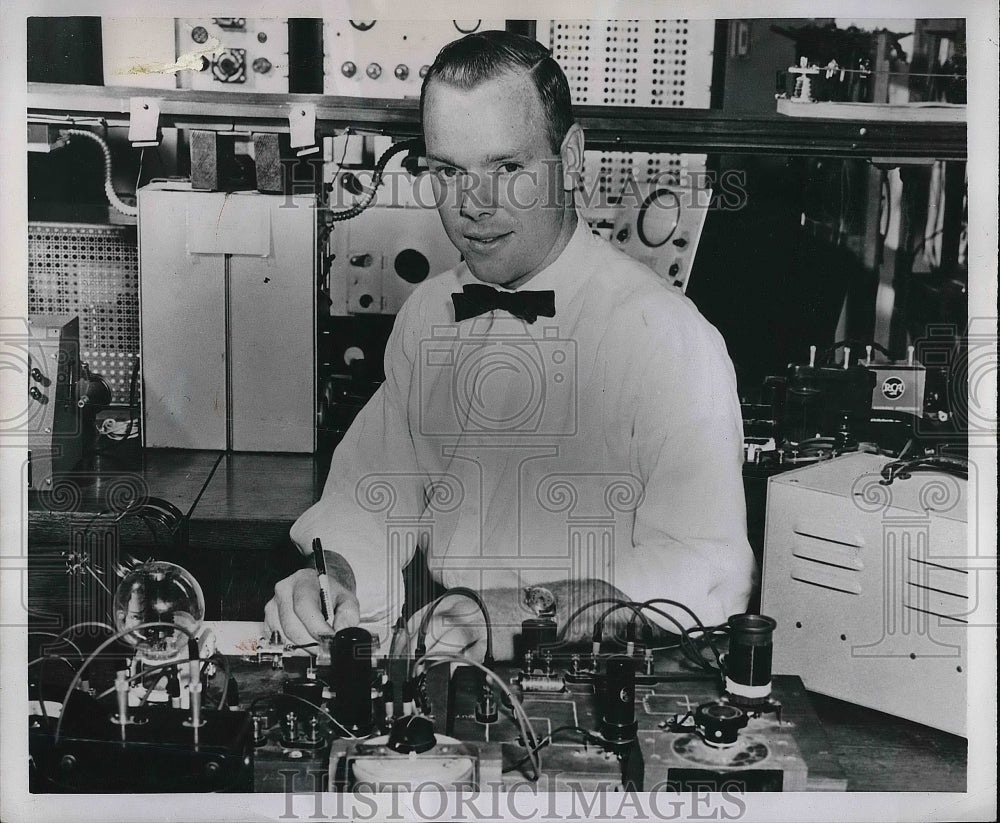 1952 Press Photo Storrs, Conn. Byron John Smith , electrical eng.,Univ. of Conn - Historic Images