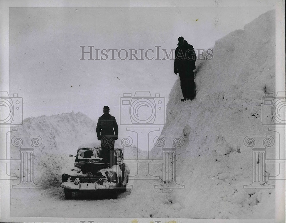 1946 Press Photo Morris, Minn. motorists &amp; 18 ft snow drifts after blizzard - Historic Images