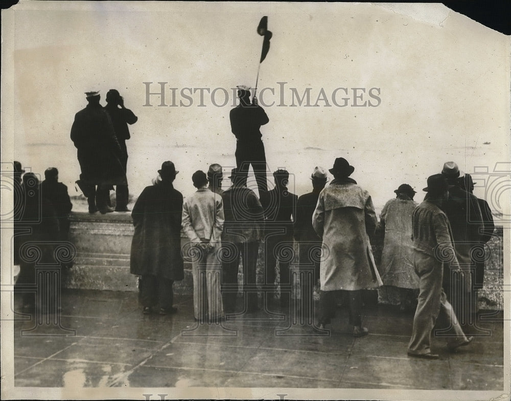 1938 Press Photo Coast Guardsman signals rescue boats in Calif. - nea79610 - Historic Images