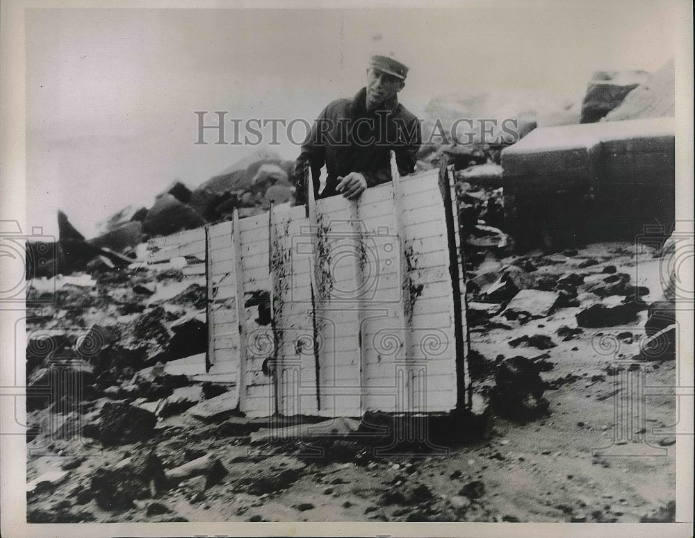 1936 Press Photo LeToy Wood, Coast Guard, inspects damaged cruiser "Dorothy" - Historic Images