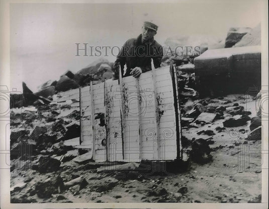 1936 Press Photo LeToy Wood, Coast Guard, inspects damaged cruiser "Dorothy" - Historic Images