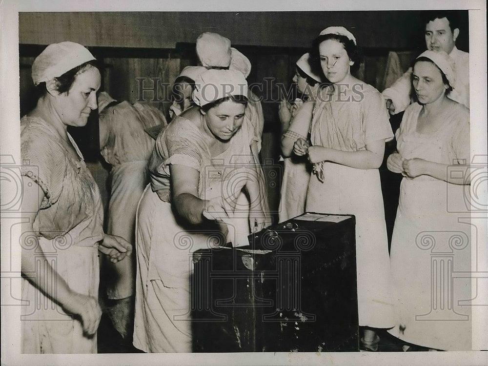 1937 Press Photo Employees Of Meat Packer Armour &amp; Co Cast Votes - nea79636-Historic Images